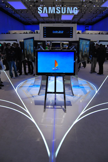 Tévék festőállványokon - ötletes megoldások a Samsungnál Tévék festőállványokon - ötletes megoldások a Samsungnál