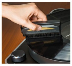 AUDIOQUEST Bakelit lemez tiszt&iacute;t&oacute; kefe Audio-Video / Hifi / Multim&eacute;dia - Bakelit lemezj&aacute;tsz&oacute; - Kieg&eacute;sz&iacute;tő - 390296