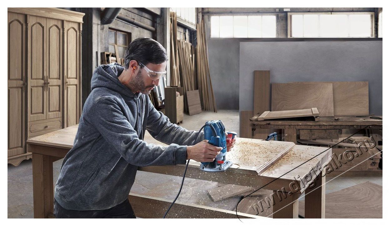 Bosch GOF 130 Professional mar&oacute;g&eacute;p (06016B7000) H&aacute;ztart&aacute;s / Otthon / K&uuml;lt&eacute;r - Szersz&aacute;m - Egy&eacute;b szersz&aacute;m - 500657