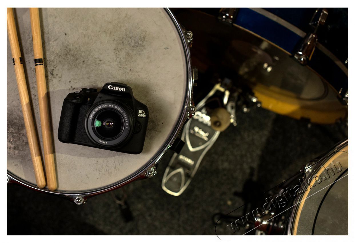 CANON EOS 2000D DSLR f&eacute;nyk&eacute;pezőg&eacute;p kit (18-55mm IS II objekt&iacute;vvel) + Canon t&aacute;ska + 16GB SD F&eacute;nyk&eacute;pezőg&eacute;p / kamera - DSLR t&uuml;k&ouml;rreflexes f&eacute;nyk&eacute;pezőg&eacute;p - 493790