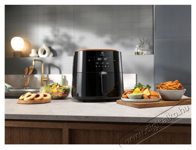 Electrolux EAF7B 700 fekete 6,8 L forr&oacute;levegős s&uuml;tő Konyhai term&eacute;kek - Konyhai kisg&eacute;p (s&uuml;t&eacute;s / főz&eacute;s / hűt&eacute;s / &eacute;telk&eacute;sz&iacute;t&eacute;s) - L&eacute;gkever&eacute;ses főzőg&eacute;p / elektromos kukta / multifunkci&oacute;s s&uuml;tő - 500148