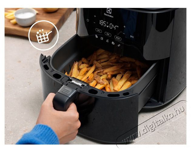 Electrolux EAF7B 700 fekete 6,8 L forr&oacute;levegős s&uuml;tő Konyhai term&eacute;kek - Konyhai kisg&eacute;p (s&uuml;t&eacute;s / főz&eacute;s / hűt&eacute;s / &eacute;telk&eacute;sz&iacute;t&eacute;s) - L&eacute;gkever&eacute;ses főzőg&eacute;p / elektromos kukta / multifunkci&oacute;s s&uuml;tő - 500148
