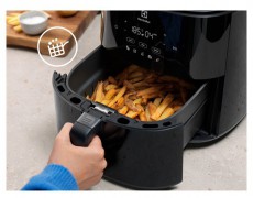 Electrolux EAF7B 700 fekete 6,8 L forr&oacute;levegős s&uuml;tő Konyhai term&eacute;kek - Konyhai kisg&eacute;p (s&uuml;t&eacute;s / főz&eacute;s / hűt&eacute;s / &eacute;telk&eacute;sz&iacute;t&eacute;s) - L&eacute;gkever&eacute;ses főzőg&eacute;p / elektromos kukta / multifunkci&oacute;s s&uuml;tő - 500148