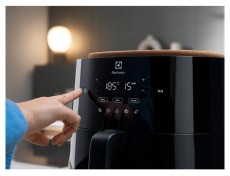 Electrolux EAF7B 700 fekete 6,8 L forr&oacute;levegős s&uuml;tő Konyhai term&eacute;kek - Konyhai kisg&eacute;p (s&uuml;t&eacute;s / főz&eacute;s / hűt&eacute;s / &eacute;telk&eacute;sz&iacute;t&eacute;s) - L&eacute;gkever&eacute;ses főzőg&eacute;p / elektromos kukta / multifunkci&oacute;s s&uuml;tő - 500148