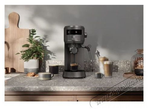 Electrolux E6EC1-6BST Explore 6 pressz&oacute; k&aacute;v&eacute;főző Konyhai term&eacute;kek - K&aacute;v&eacute;főző / k&aacute;v&eacute;&ouml;rlő / kieg&eacute;sz&iacute;tő - Pressz&oacute; k&aacute;v&eacute;főző - 501013