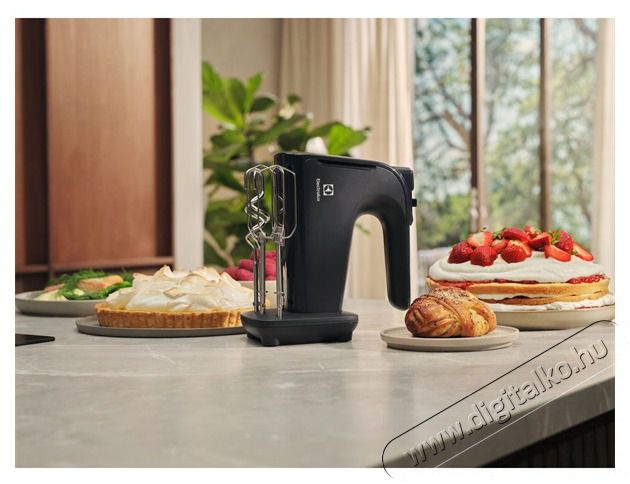 Electrolux EHM4B 300 fekete k&eacute;zi mixer Konyhai term&eacute;kek - Konyhai kisg&eacute;p (elők&eacute;sz&iacute;t&eacute;s / feldolgoz&aacute;s) - K&eacute;zi mixer - 502540