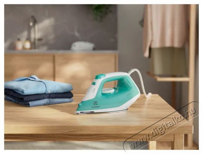 Electrolux E5SI2-2AM Care 500 z&ouml;ld gőz&ouml;lős vasal&oacute; H&aacute;ztart&aacute;s / Otthon / K&uuml;lt&eacute;r - Vasal&oacute; - Vasal&oacute; - 495932