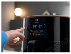 Electrolux EAF5B 700 fekete 5 L forr&oacute;levegős s&uuml;tő Konyhai term&eacute;kek - Konyhai kisg&eacute;p (s&uuml;t&eacute;s / főz&eacute;s / hűt&eacute;s / &eacute;telk&eacute;sz&iacute;t&eacute;s) - L&eacute;gkever&eacute;ses főzőg&eacute;p / elektromos kukta / multifunkci&oacute;s s&uuml;tő - 495845