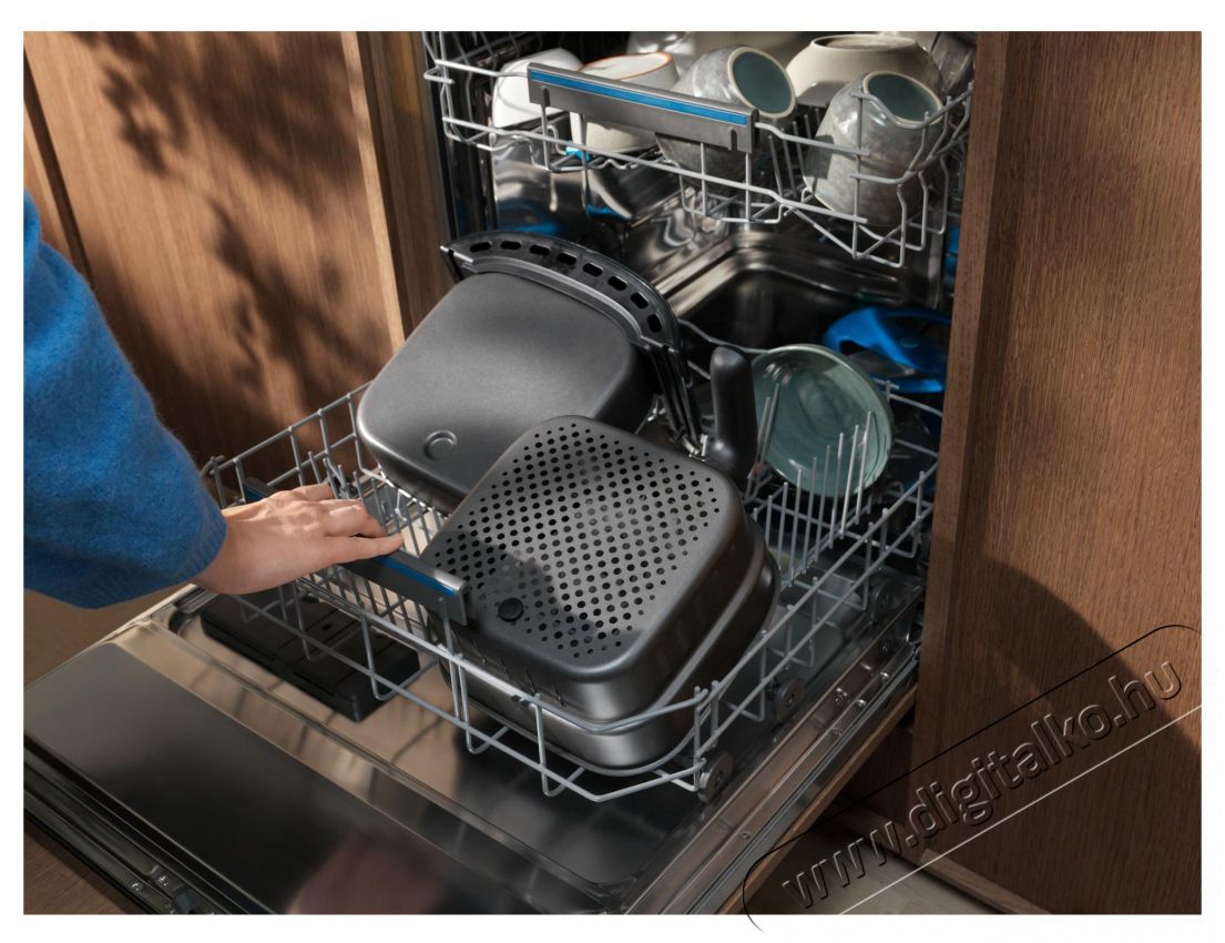 Electrolux EAF5B 700 fekete 5 L forr&oacute;levegős s&uuml;tő Konyhai term&eacute;kek - Konyhai kisg&eacute;p (s&uuml;t&eacute;s / főz&eacute;s / hűt&eacute;s / &eacute;telk&eacute;sz&iacute;t&eacute;s) - L&eacute;gkever&eacute;ses főzőg&eacute;p / elektromos kukta / multifunkci&oacute;s s&uuml;tő - 495845