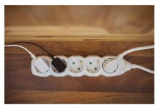 Emos P0521R 5 aljzat 1,5m&eacute;ter 1,5mm2 kapcsol&oacute; n&eacute;lk&uuml;li feh&eacute;r hosszabb&iacute;t&oacute; H&aacute;ztart&aacute;s / Otthon / K&uuml;lt&eacute;r - Vil&aacute;g&iacute;t&aacute;s / elektromoss&aacute;g - H&aacute;l&oacute;zati eloszt&oacute; / hosszabb&iacute;t&oacute; / adapter - 387335