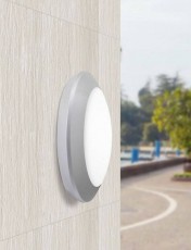 Fumagalli BERTA E27 k&uuml;lt&eacute;ri falil&aacute;mpa &eacute;rz&eacute;kelővel - feh&eacute;r (1B2.000.000.WYPS7) H&aacute;ztart&aacute;s / Otthon / K&uuml;lt&eacute;r - Vil&aacute;g&iacute;t&aacute;s / elektromoss&aacute;g - Kerti / k&uuml;lt&eacute;ri l&aacute;mpa - 369507