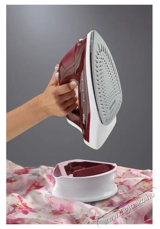 Gorenje SICH2200RBC gőz&ouml;lős vasal&oacute;, piros, ker&aacute;mia vasal&oacute;talp, automatikus kikapcsol&aacute;s funkci&oacute;, 270 ml-es v&iacute;ztart&aacute;ly, 2200 W H&aacute;ztart&aacute;s / Otthon / K&uuml;lt&eacute;r - Vasal&oacute; - Vasal&oacute; - 495802