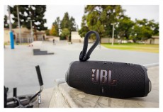 JBL Charge 6 Bluetooth hangsz&oacute;r&oacute; fekete Audio-Video / Hifi / Multim&eacute;dia - Hordozhat&oacute;, vezet&eacute;k n&eacute;lk&uuml;li / bluetooth hangsug&aacute;rz&oacute; - Hordozhat&oacute;, vezet&eacute;k n&eacute;lk&uuml;li / bluetooth hangsug&aacute;rz&oacute; - 505167