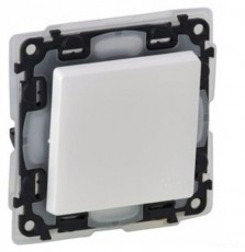 Legrand 752156 Valena Life IP44 feh&eacute;r v&aacute;lt&oacute;kapcsol&oacute; H&aacute;ztart&aacute;s / Otthon / K&uuml;lt&eacute;r - Vil&aacute;g&iacute;t&aacute;s / elektromoss&aacute;g - H&aacute;l&oacute;zati eloszt&oacute; / hosszabb&iacute;t&oacute; / adapter - 392448