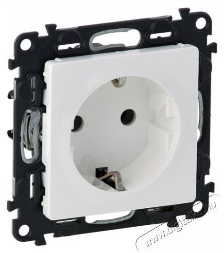 Legrand 753120 Valena Life feh&eacute;r 2P+F csatlakoz&oacute;aljzat gyermekv&eacute;delemmel H&aacute;ztart&aacute;s / Otthon / K&uuml;lt&eacute;r - Vil&aacute;g&iacute;t&aacute;s / elektromoss&aacute;g - H&aacute;l&oacute;zati eloszt&oacute; / hosszabb&iacute;t&oacute; / adapter - 392330