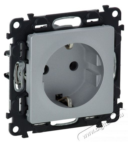 Legrand 753320 Valena Life aluminium 2P+F csatlakoz&oacute;aljzat gyermekv&eacute;delemmel H&aacute;ztart&aacute;s / Otthon / K&uuml;lt&eacute;r - Vil&aacute;g&iacute;t&aacute;s / elektromoss&aacute;g - H&aacute;l&oacute;zati eloszt&oacute; / hosszabb&iacute;t&oacute; / adapter - 392339