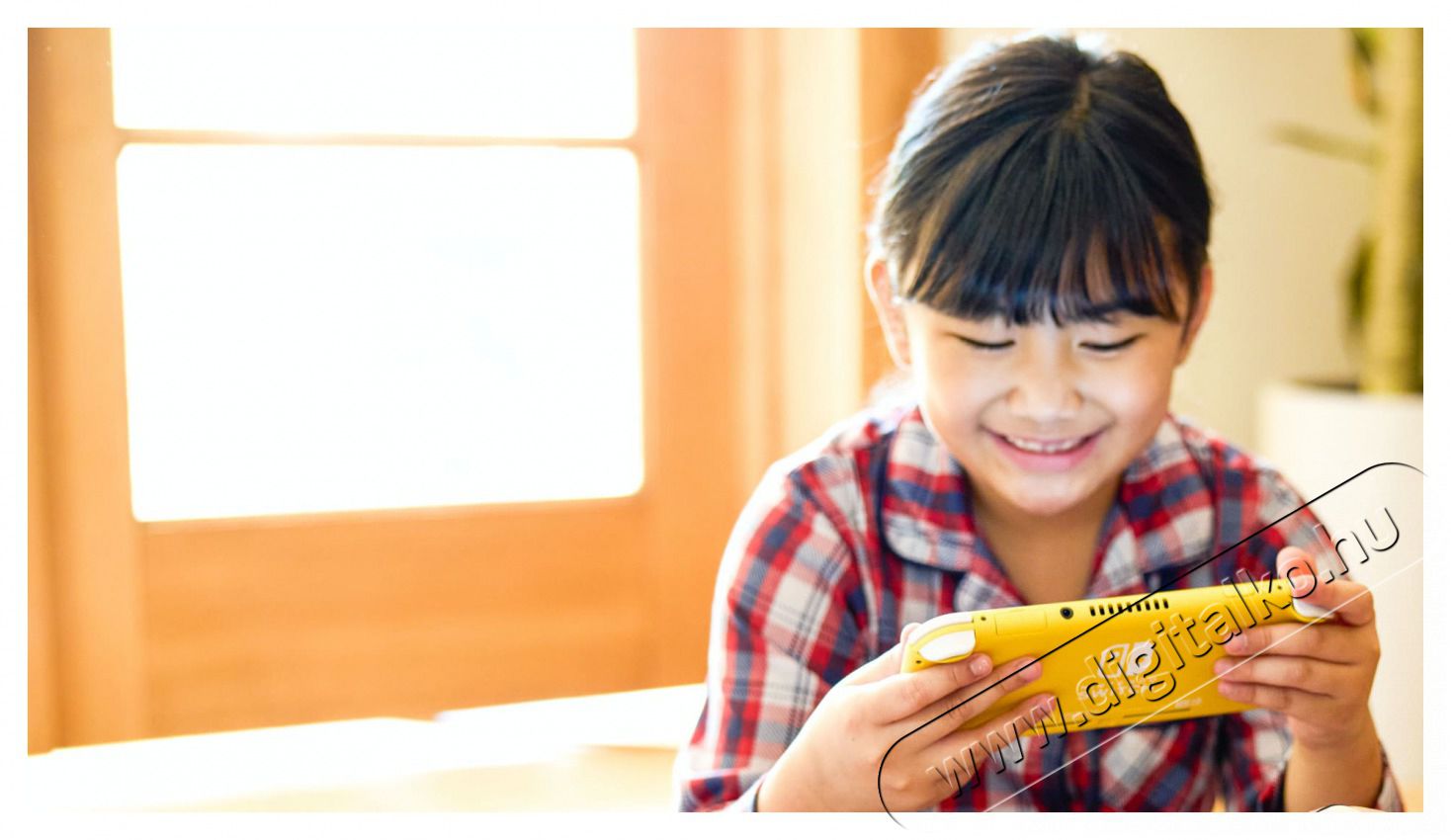Nintendo Switch Lite s&aacute;rga j&aacute;t&eacute;kkonzol Iroda &eacute;s sz&aacute;m&iacute;t&aacute;stechnika - J&aacute;t&eacute;k konzol - Kieg&eacute;sz&iacute;tő - 385270