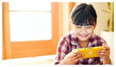 Nintendo Switch Lite s&aacute;rga j&aacute;t&eacute;kkonzol Iroda &eacute;s sz&aacute;m&iacute;t&aacute;stechnika - J&aacute;t&eacute;k konzol - Kieg&eacute;sz&iacute;tő - 385270