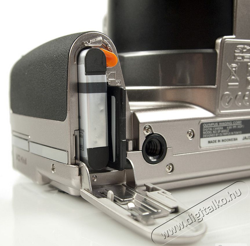 Olympus SP-800 UZ ez&uuml;st-kamera F&eacute;nyk&eacute;pezőg&eacute;p / kamera - Ultrazoom f&eacute;nyk&eacute;pezőg&eacute;p - K&ouml;zepes m&eacute;retű - 252418