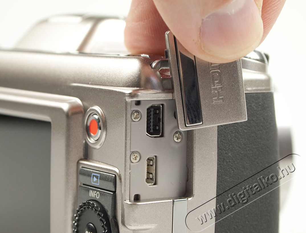 Olympus SP-800 UZ ez&uuml;st-kamera F&eacute;nyk&eacute;pezőg&eacute;p / kamera - Ultrazoom f&eacute;nyk&eacute;pezőg&eacute;p - K&ouml;zepes m&eacute;retű - 252418