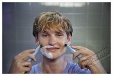 PHILIPS QP1324/30 OneBlade First Shave borotva Sz&eacute;ps&eacute;g&aacute;pol&aacute;s / Eg&eacute;szs&eacute;g - Szőrtelen&iacute;tő / borotva - Arc- &eacute;s testszőrzet v&aacute;g&oacute;, form&aacute;z&oacute; - 500651
