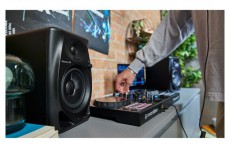 Pioneer Pioneer DJ DM-40D-BT fekete Bluetooth csatlakoz&aacute;s&uacute; monitor hangfalp&aacute;r Audio-Video / Hifi / Multim&eacute;dia - Hangfal - Hangfalszett - Studio / zenekari hangfal - 457003