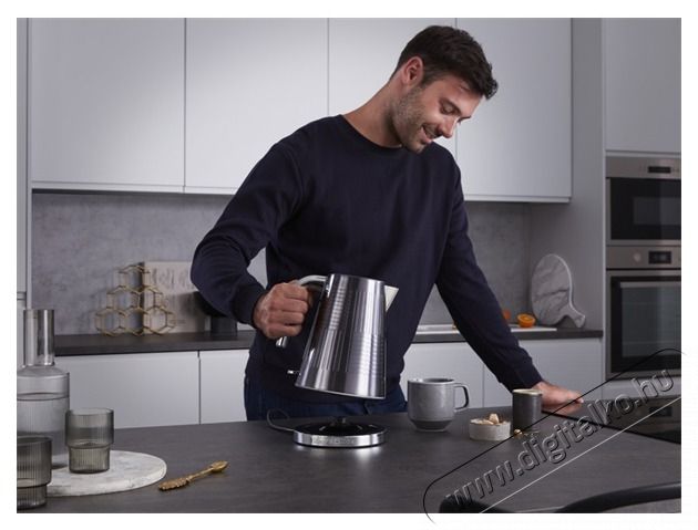 Russell Hobbs 25240-70 Geo Steel v&iacute;zforral&oacute; Konyhai term&eacute;kek - V&iacute;zforral&oacute; / teafőző - 443391