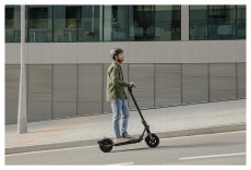 Segway Ninebot KickScooter F2 Plus elektromos roller H&aacute;ztart&aacute;s / Otthon / K&uuml;lt&eacute;r - J&aacute;t&eacute;k / Sport - Roller / segway / g&ouml;rdeszka - 478197