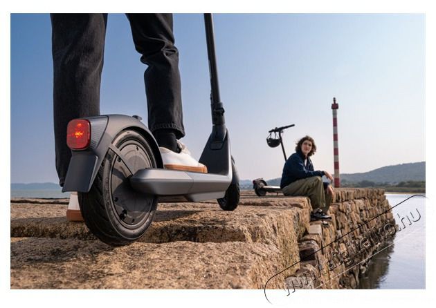 Segway Ninebot KickScooter E2 E Pro elektromos roller + Ninebot felnőtt fekete buk&oacute;sisak H&aacute;ztart&aacute;s / Otthon / K&uuml;lt&eacute;r - J&aacute;t&eacute;k / Sport - Roller / segway / g&ouml;rdeszka - 500368
