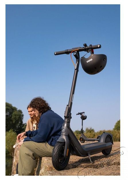 Segway Ninebot KickScooter E2 E Pro elektromos roller + Ninebot felnőtt fekete buk&oacute;sisak H&aacute;ztart&aacute;s / Otthon / K&uuml;lt&eacute;r - J&aacute;t&eacute;k / Sport - Roller / segway / g&ouml;rdeszka - 500368