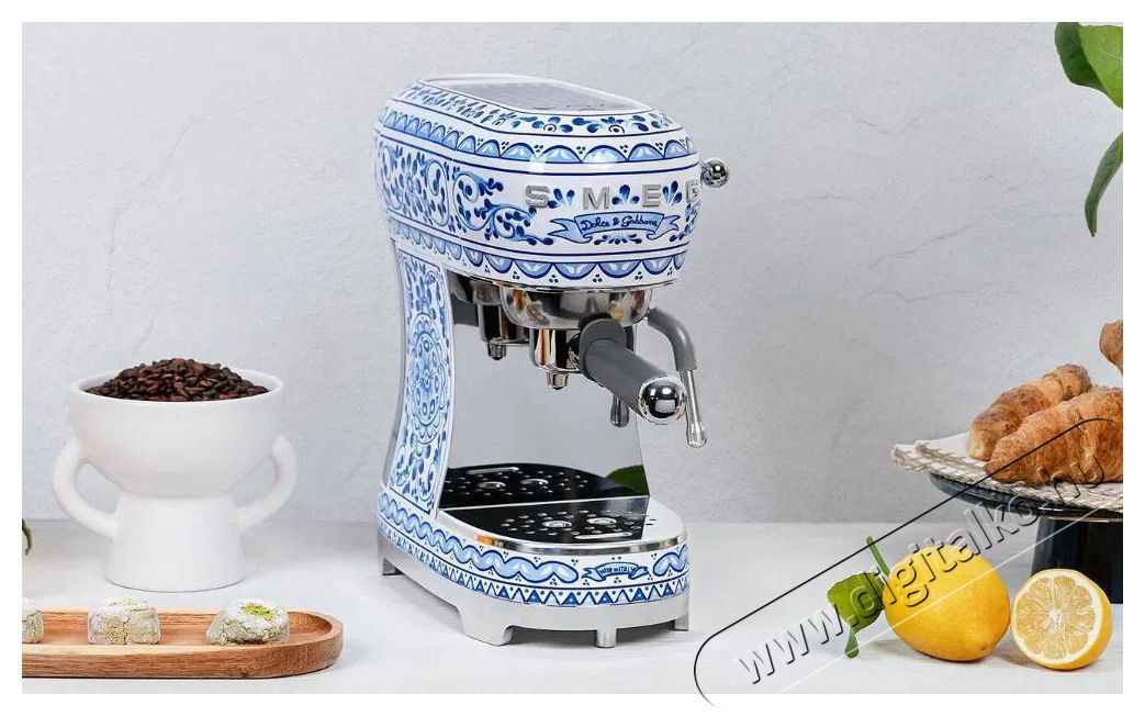 Smeg ECF02DGBEU Dolce&Gabbana Blu Mediterraneo Konyhai term&eacute;kek - K&aacute;v&eacute;főző / k&aacute;v&eacute;&ouml;rlő / kieg&eacute;sz&iacute;tő - Pressz&oacute; k&aacute;v&eacute;főző - 512866