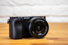 SONY Alpha 6400 + 16-50mm - fekete F&eacute;nyk&eacute;pezőg&eacute;p / kamera - MILC cser&eacute;lhető objekt&iacute;ves kompakt f&eacute;nyk&eacute;pezőg&eacute;p - 347158