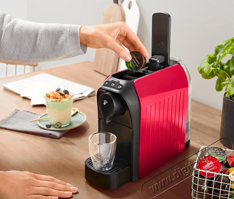 Tchibo Cafissimo Easy kapszul&aacute;s k&aacute;v&eacute;főző - piros Konyhai term&eacute;kek - K&aacute;v&eacute;főző / k&aacute;v&eacute;&ouml;rlő / kieg&eacute;sz&iacute;tő - Kapszul&aacute;s / podos k&aacute;v&eacute;főző - 355257