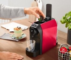 Tchibo Cafissimo Easy kapszul&aacute;s k&aacute;v&eacute;főző - piros Konyhai term&eacute;kek - K&aacute;v&eacute;főző / k&aacute;v&eacute;&ouml;rlő / kieg&eacute;sz&iacute;tő - Kapszul&aacute;s / podos k&aacute;v&eacute;főző - 355257