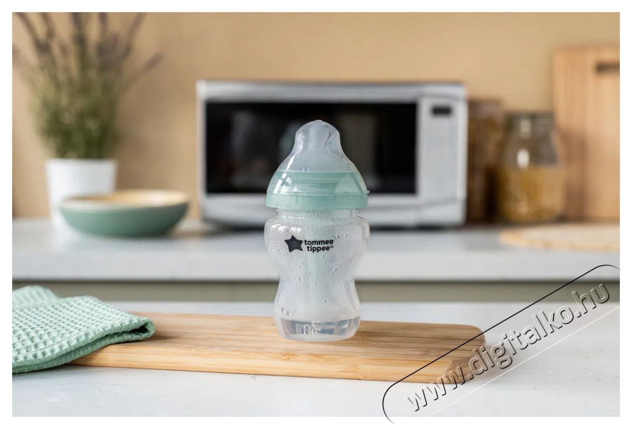 Tommee Tippee ADVANCED ANTI-COLIC &ouml;nsteriliz&aacute;l&oacute; cumis&uuml;veg + lass&uacute; foly&aacute;s cumi, 0h&oacute;+, 260 ml Sz&eacute;ps&eacute;g&aacute;pol&aacute;s / Eg&eacute;szs&eacute;g - Baba mama term&eacute;k - Cumis&uuml;veg / cumi / etet&eacute;s kieg&eacute;sz&iacute;tő - 520140