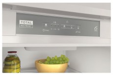 Whirlpool WHC18 T322 HŰTŐ BE&Eacute;P&Iacute;THETŐ ALULFAGYASZT&Oacute;S Konyhai term&eacute;kek - Hűtő, fagyaszt&oacute; (be&eacute;p&iacute;thető) - Alulfagyaszt&oacute;s kombin&aacute;lt hűtő - 372662