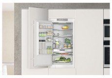 Whirlpool WHC18 T573 HŰTŐ BE&Eacute;P&Iacute;THETŐ ALULFAGYASZT&Oacute;S Konyhai term&eacute;kek - Hűtő, fagyaszt&oacute; (be&eacute;p&iacute;thető) - Alulfagyaszt&oacute;s kombin&aacute;lt hűtő - 372665