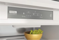 Whirlpool WHC20 T352 HŰTŐ BE&Eacute;P&Iacute;THETŐ ALULFAGYASZT&Oacute;S Konyhai term&eacute;kek - Hűtő, fagyaszt&oacute; (be&eacute;p&iacute;thető) - Alulfagyaszt&oacute;s kombin&aacute;lt hűtő - 373283