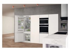 Whirlpool WHC20 T593 HŰTŐ BE&Eacute;P&Iacute;THETŐ ALULFAGYASZT&Oacute;S Konyhai term&eacute;kek - Hűtő, fagyaszt&oacute; (be&eacute;p&iacute;thető) - Alulfagyaszt&oacute;s kombin&aacute;lt hűtő - 499527